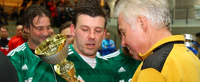 Bernd Schneider & Friends (Marco Wei&szlig;haupt im Hintergrund) holen sich den Rollfinke-Cup (Foto: Bernd Peter)