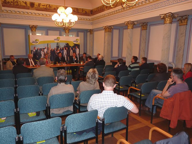 Podiumsdiskussiun zur Bildung (Foto: Karl-Heinz Herrmann) Podiumsdiskussiun zur Bildung (Foto: Karl-Heinz Herrmann)