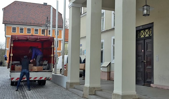 Betriebsamkeit vor und im Rathaus (Foto: Karl-Heinz Herrmann) Betriebsamkeit vor und im Rathaus (Foto: Karl-Heinz Herrmann)