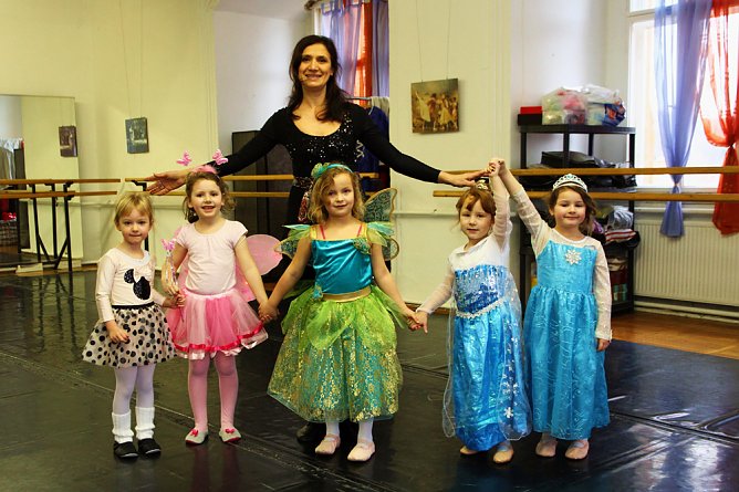 Kostümball im Ballettstudio (Foto: Günter Herting) Kostümball im Ballettstudio (Foto: Günter Herting)