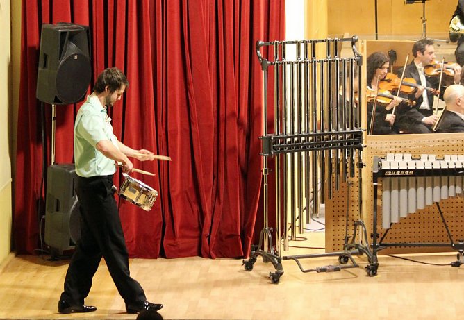 Mit Trommelklang in den Konzertsaal (Foto: Karl-Heinz Herrmann)