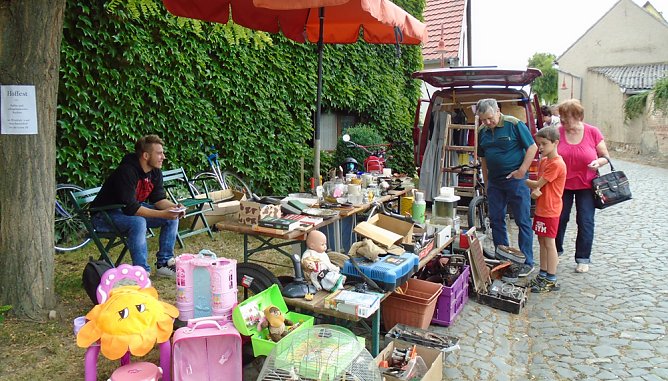 Auf zum 5. Etzlebener Flohmarkt (Foto: Peter Keßler) Auf zum 5. Etzlebener Flohmarkt (Foto: Peter Keßler)