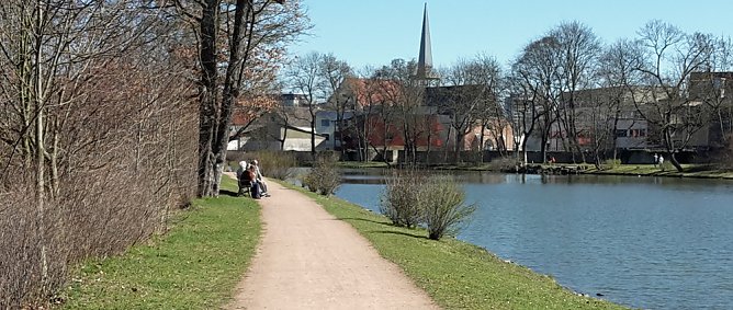 Wo bleiben die B&auml;nke? (Foto: Karl-Heinz Herrmann)