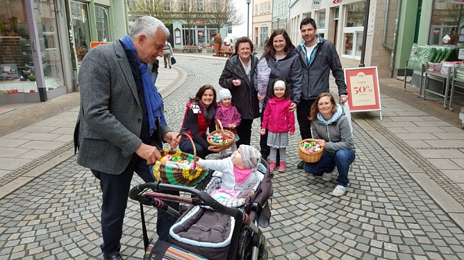 Landr&auml;tin und Bundestagskandidat mit Oster&uuml;berraschungen (Foto: SPD Sondershausen)