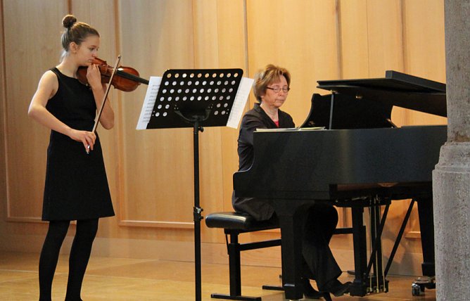 Junger Geiger bei Noten mit Dip (Foto: Karl-Heinz Herrmann) Junger Geiger bei Noten mit Dip (Foto: Karl-Heinz Herrmann)