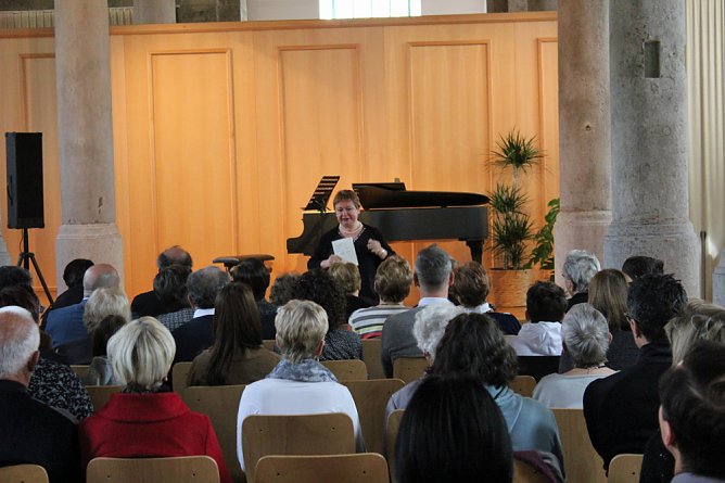 Junger Geiger bei Noten mit Dip (Foto: Karl-Heinz Herrmann) Junger Geiger bei Noten mit Dip (Foto: Karl-Heinz Herrmann)