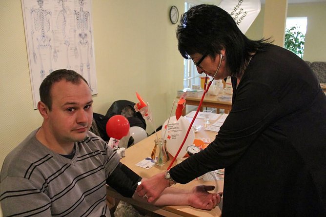 Andrang am Kurmittelhaus Barbarossagarten (Foto: Karl-Heinz Herrmann)