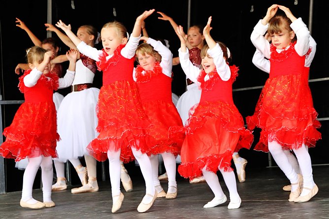 T&auml;nzerinnen wieder dabei (Foto: G&uuml;nter Herting)