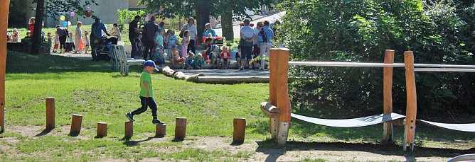 Mehrgenerationen Spielplatz eingeweiht (Foto: Karl-Heinz Herrmann)