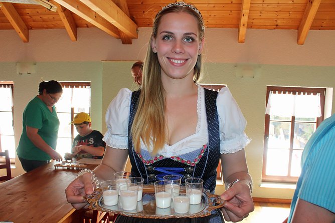  Ansturm auf das Hoffest (Foto: Karl-Heinz Herrmann)