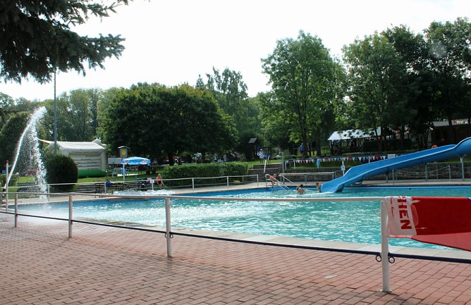Schwimmbad Ebeleben öffnet (Foto: Karl-Heinz Herrmann) Schwimmbad Ebeleben öffnet (Foto: Karl-Heinz Herrmann)