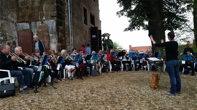 Bläserserenade am Schiefen Turm (Foto: Margit Uthleb) Bläserserenade am Schiefen Turm (Foto: Margit Uthleb)