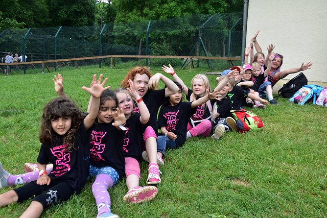 Hoch die H&auml;nde, nah ist das Kindergartenende (Foto: Flohkiste)