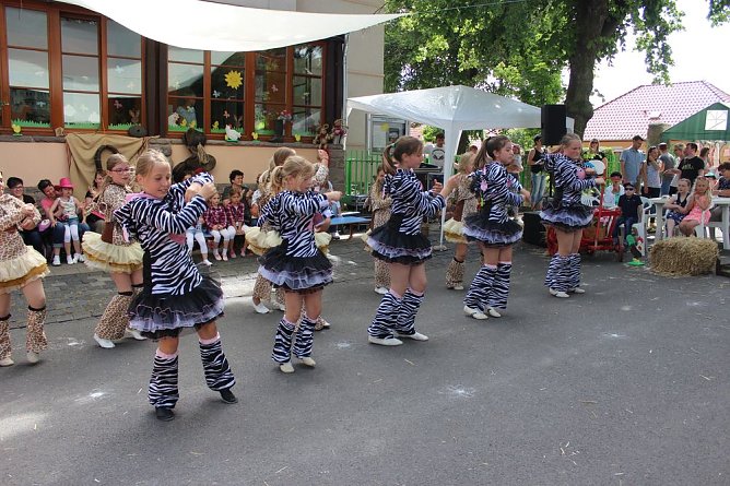 "Gro&szlig;e Schweinerei" vor der Kindervilla (Foto: Karl-Heinz Herrmann)