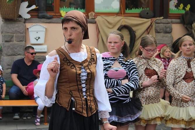 "Gro&szlig;e Schweinerei" vor der Kindervilla (Foto: Karl-Heinz Herrmann)