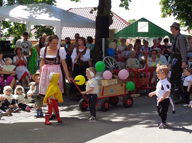Auf dem Bauernhof war zum 25. Straßenfest etwas los (Foto: Kindervilla) Auf dem Bauernhof war zum 25. Straßenfest etwas los (Foto: Kindervilla)