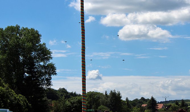 Fallschirmjäger in Udersleben (Foto: Karl-Heinz Herrmann) Fallschirmjäger in Udersleben (Foto: Karl-Heinz Herrmann)