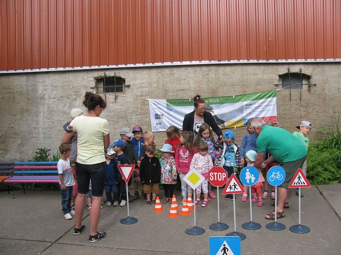 Verkehrssicherheitstag in der Kindertageseinrichtung Riethspatzen Heygendorf (Foto: Bernd Müller) Verkehrssicherheitstag in der Kindertageseinrichtung Riethspatzen Heygendorf (Foto: Bernd Müller)