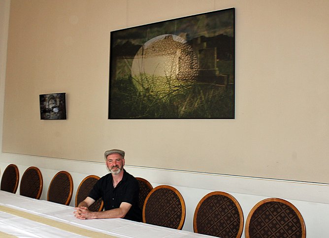 Sebastian Weise in einer Ausstellung (Foto: Karl-Heinz Herrmann) Sebastian Weise in einer Ausstellung (Foto: Karl-Heinz Herrmann)