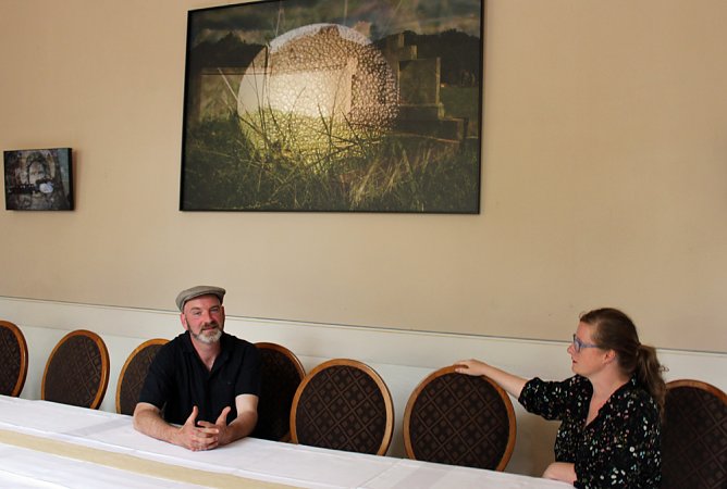 Sebastian Weise in einer Ausstellung (Foto: Karl-Heinz Herrmann) Sebastian Weise in einer Ausstellung (Foto: Karl-Heinz Herrmann)