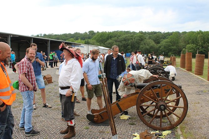 Sponsoren beim Schießen auf dem Dickkopf (Foto: Karl-Heinz Herrmann) Sponsoren beim Schießen auf dem Dickkopf (Foto: Karl-Heinz Herrmann)