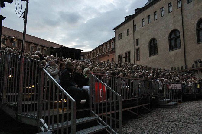 Premierengeflüster (Foto: Karl-Heinz Herrmann) Premierengeflüster (Foto: Karl-Heinz Herrmann)