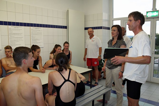 Zertifikate f&uuml;r Rettungsschwimmer &uuml;bergeben (Foto: Karl-Heinz Herrmann)