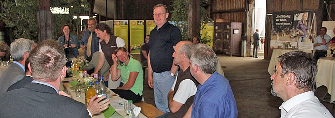 Thüringens MP Ramelow zu Waldwildnis Possen (Foto: Karl-Heinz Herrmann) Thüringens MP Ramelow zu Waldwildnis Possen (Foto: Karl-Heinz Herrmann)