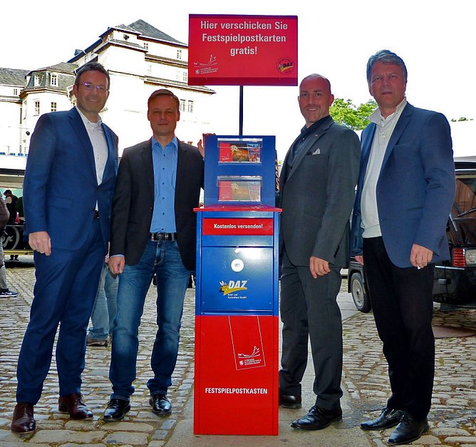 Festspiel-Postkarten gr&uuml;&szlig;en vom Schlosshof (Foto: Birgit Susemihl)