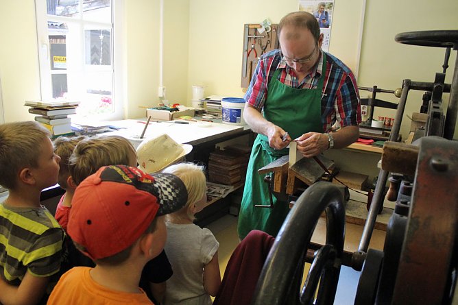 Beim Buchbinder zu Besuch (Foto: Karl-Heinz Herrmann)