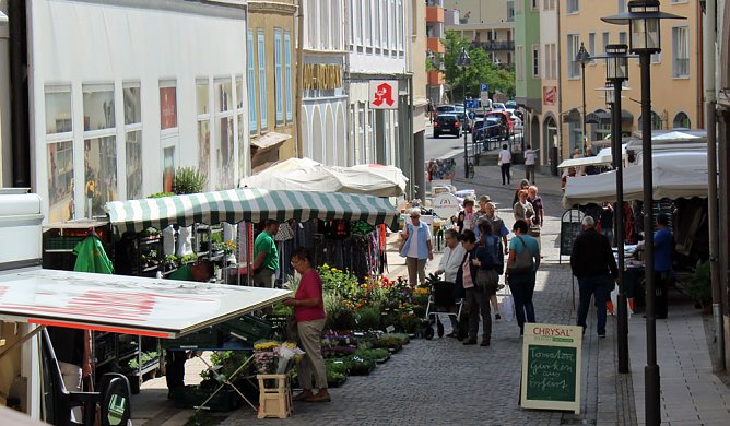 Wochenmarkt in der Fußgängerzone (Foto: Karl-Heinz Herrmann) Wochenmarkt in der Fußgängerzone (Foto: Karl-Heinz Herrmann)