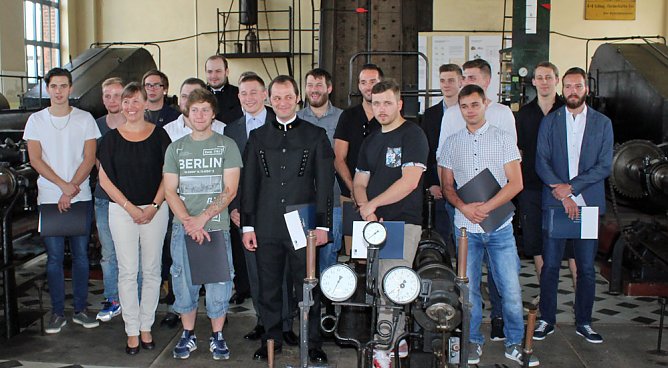 Bergbautechnologen beendeten Ausbildung (Foto: Karl-Heinz Herrmann) Bergbautechnologen beendeten Ausbildung (Foto: Karl-Heinz Herrmann)