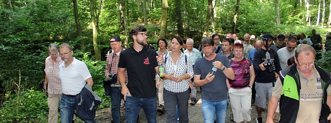 Waldbegehung mit Siegesmund und Kieling (Foto: Karl-Heinz Herrmann) Waldbegehung mit Siegesmund und Kieling (Foto: Karl-Heinz Herrmann)