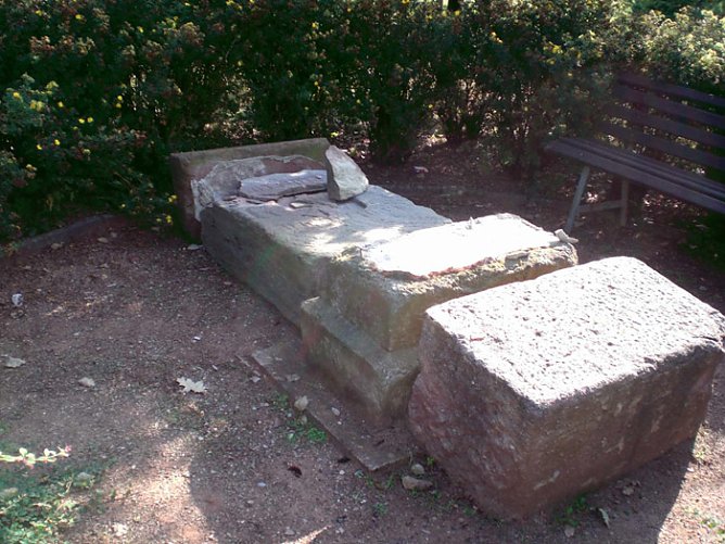 Gedenstein Artern zerst&ouml;rt (Foto: Klaus Henze)