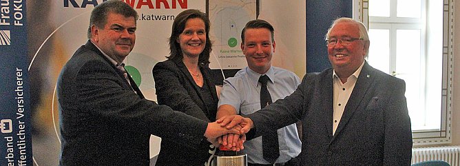 Tipps und Tricks zum neuen Warnsystem KATWARN (Foto: Karl-Heinz Herrmann) Tipps und Tricks zum neuen Warnsystem KATWARN (Foto: Karl-Heinz Herrmann)