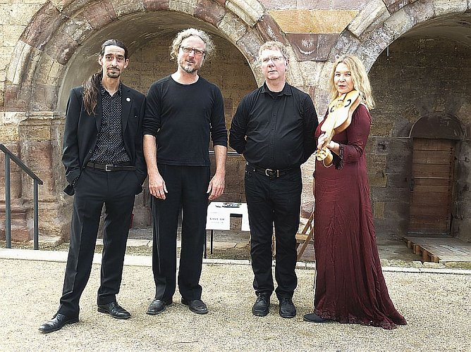 Kräuterführung und Konzert (Foto: Jürgen Kieper) Kräuterführung und Konzert (Foto: Jürgen Kieper)