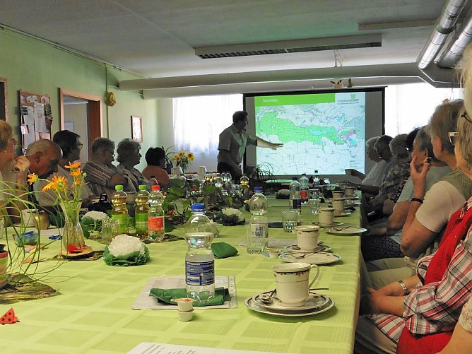 Revierförster mit bildlicher Wanderung (Foto: Dorothea Kieper) Revierförster mit bildlicher Wanderung (Foto: Dorothea Kieper)