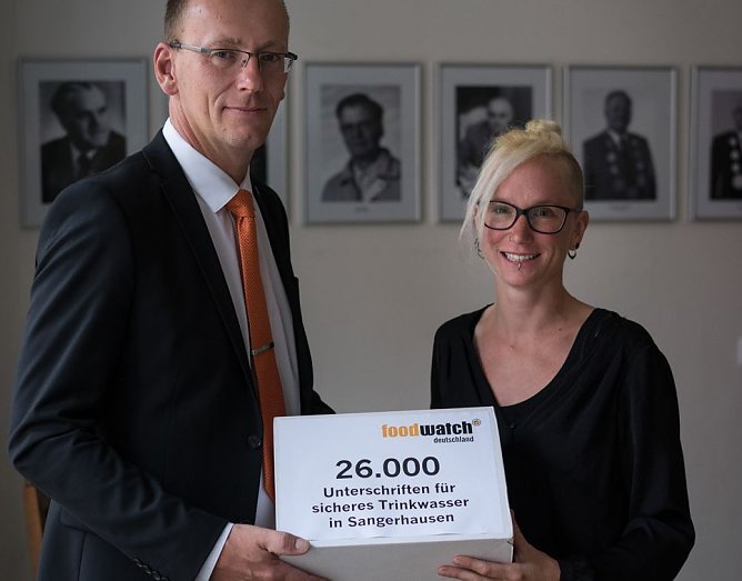 Unterschriften an OB &uuml;bergeben (Foto: foodwatch)