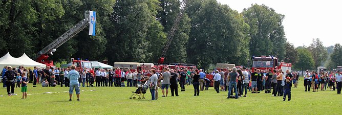  Vereine feiern mit den Kameraden der FFW (Foto: Karl-Heinz Herrmann)