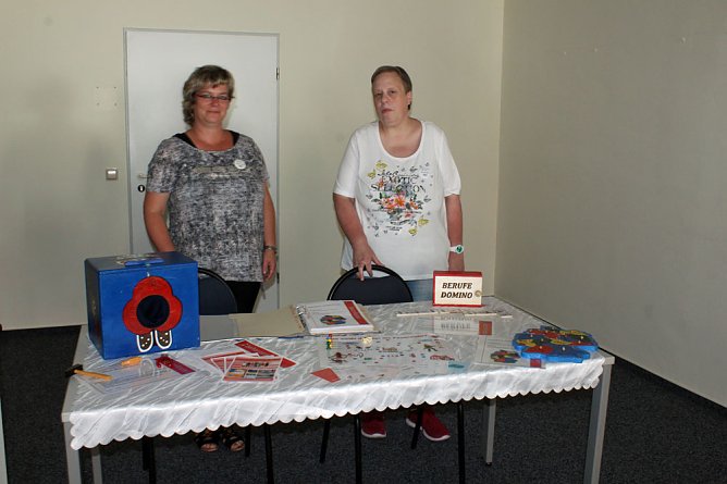 Informations- und Lernmaterial &uuml;bergeben (Foto: Karl-Heinz Herrmann)