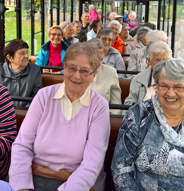 Mit Tschu Tschu Bahn durch die Stadt (Foto: Volkssolidarität) Mit Tschu Tschu Bahn durch die Stadt (Foto: Volkssolidarität)