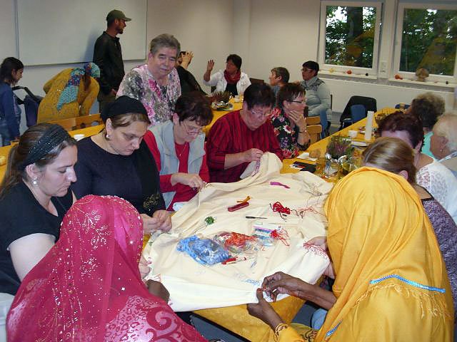 Multi-Kulti Kaffeerunde mit symbolträchtigem Projekt (Foto: Thomas Leipold) Multi-Kulti Kaffeerunde mit symbolträchtigem Projekt (Foto: Thomas Leipold)