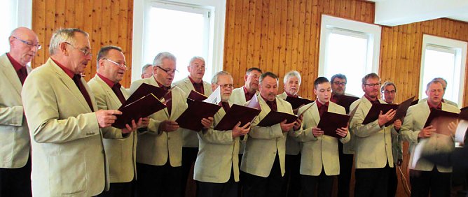 Holzsu&szlig;rarer M&auml;nnergesangsverein begeistert Alterskameraden. (Foto: G&uuml;nter Herting)