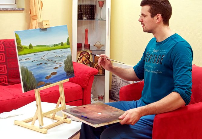 Markus Wegner malt im Neust&auml;dter Hospiz (Foto: M. Sch&uuml;ler)