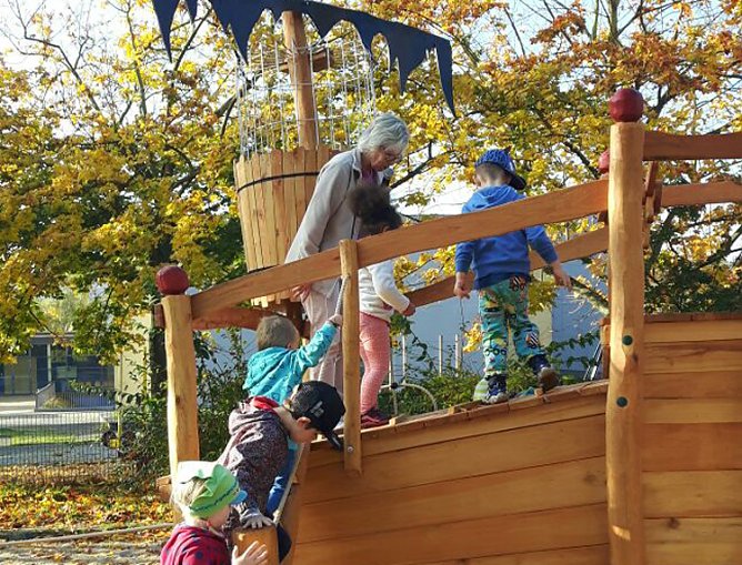 Neues Spielgerät übergeben (Foto: Kita Wippergärtchen) Neues Spielgerät übergeben (Foto: Kita Wippergärtchen)