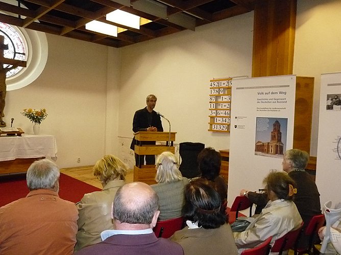 Volk auf dem Weg (Foto: Karl-Heinz Herrmann) Volk auf dem Weg (Foto: Karl-Heinz Herrmann)