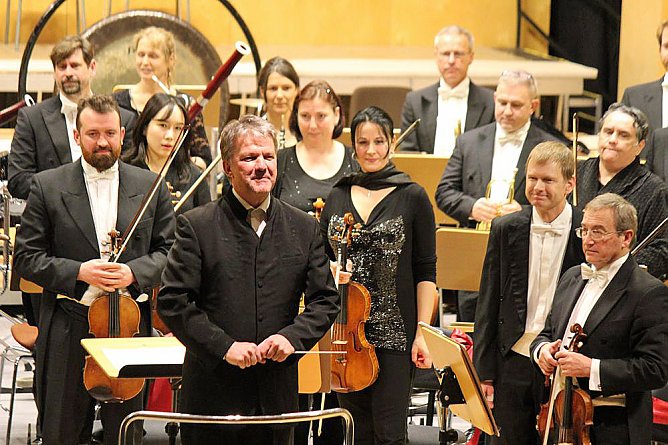 Uraufführung mit neuen Stühlen (Foto: Karl-Heinz Herrmann) Uraufführung mit neuen Stühlen (Foto: Karl-Heinz Herrmann)