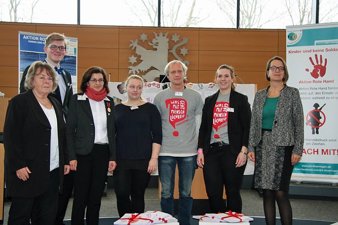 6.243 Rote Hände setzen ein Zeichen (Foto: DRK Thüringen) 6.243 Rote Hände setzen ein Zeichen (Foto: DRK Thüringen)