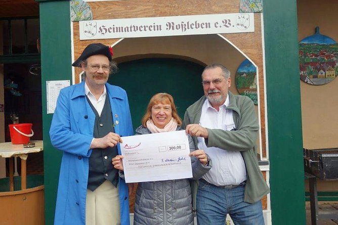 Heimatverein Ro&szlig;leben erh&auml;lt Spende (Foto: Die Linke)