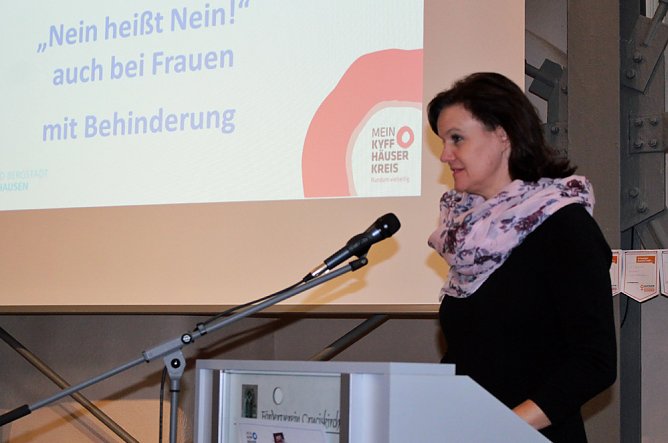 Im Zentrum der Aufmerksamkeit - Behinderte Menschen (Foto: Karl-Heinz Herrmann)